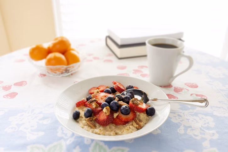 simpel-aber-lecker-porridge-mit-frischen-beeren-cc0-pixabay-andykrantz-210422_download Als Porridge-Topping schmecken Beeren frisch und lecker.