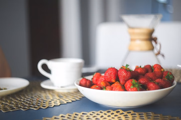 im-fruehling-beginnt-die-erdbeer-saison-cc0-pixabay-foundry-210422_download Erdbeeren sind ein fruchtiges Porridge-Topping pour le printemps.