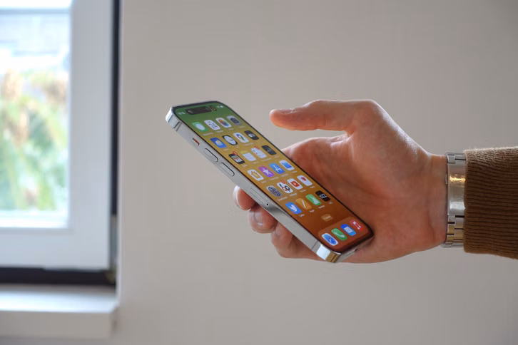 beim-iphone-zeigt-ein-gruener-oder-oranger-punkt-an-cc0--pixabay--lukgehr-260926_download Sur l'iPhone, un point vert ou orange indique l’accès à la caméra ou au microphone.
