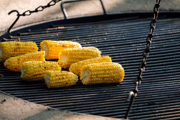 Statt Maiskolben zu kochen, kannst du sie auch auf dem Grill zubereiten.