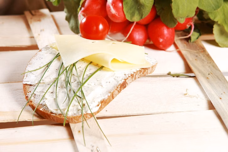 zusammen-mit-frischkaese-und-etwas-salz-kannst-du-d-cc0-pixabay-andreas160578-210426_download Zusammen mit Frischkäse und etwas Salz kannst du die Blüten der Kapuzinerkresse als Aufstrich essen.