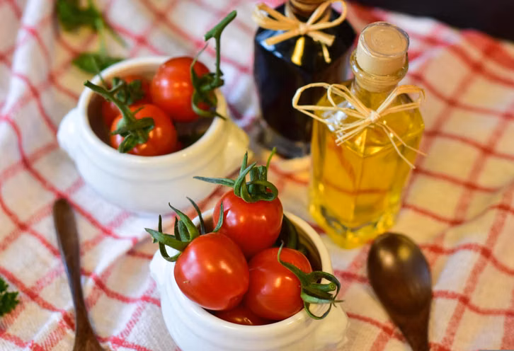 oel-zu-tomaten-schmeckt-gut-und-verbessert-die-aufn-cc0--pixabay--ritae-261020_download Öl zu Tomaten schmeckt gut und verbessert die Aufnahme von Vitaminen und Nährstoffen.