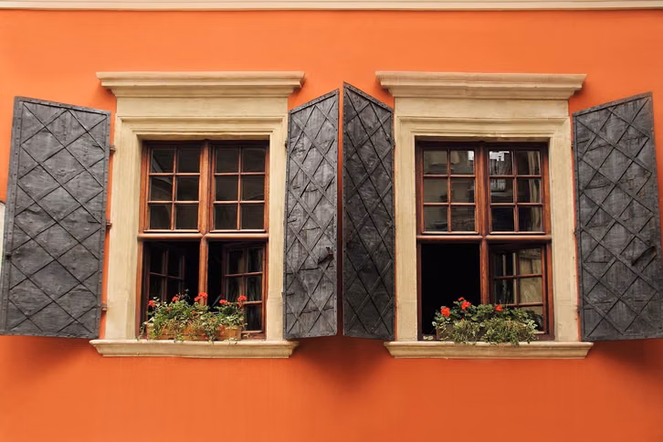 Stoßlüften ist sinnvoller und nachhaltiger, als ein Fenster lange nur gekippt zu lassen.