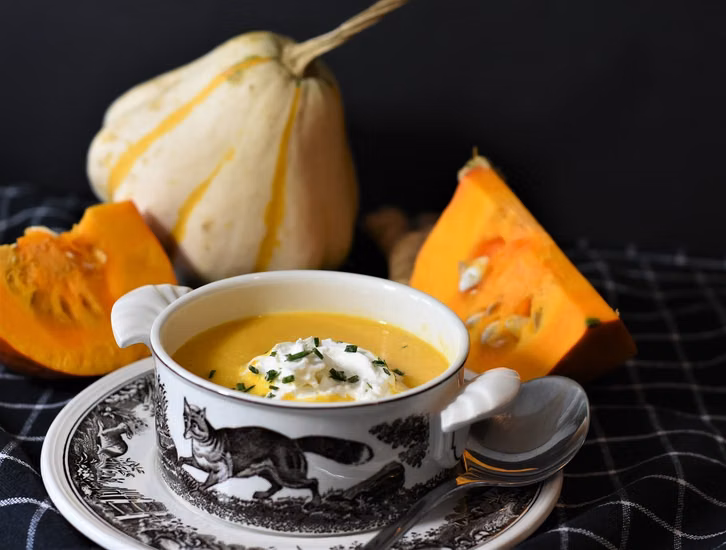 Um eine klassische Kürbissuppe zu würzen, genügen wenige Zutaten.