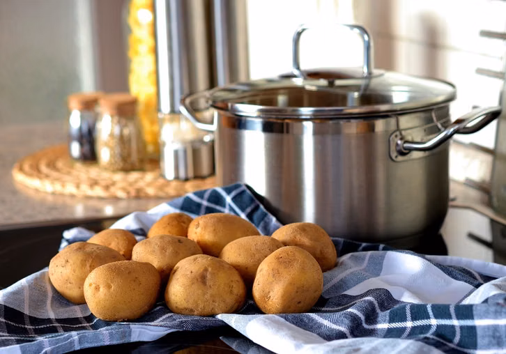 eine-klassische-kartoffelsuppe-kommt-mit-salz-pfe-cc0-pixabay-congerdesign-241226_download Eine klassische Kartoffelsuppe kommt mit Salz, Pfeffer und Muskat aus.