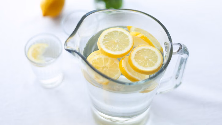 wasser-laufen-lassen-pexels-JuliaZolotova-220727-1280x720 Wer Leitungswasser trinkt, spart Geld und schont die Umwelt.