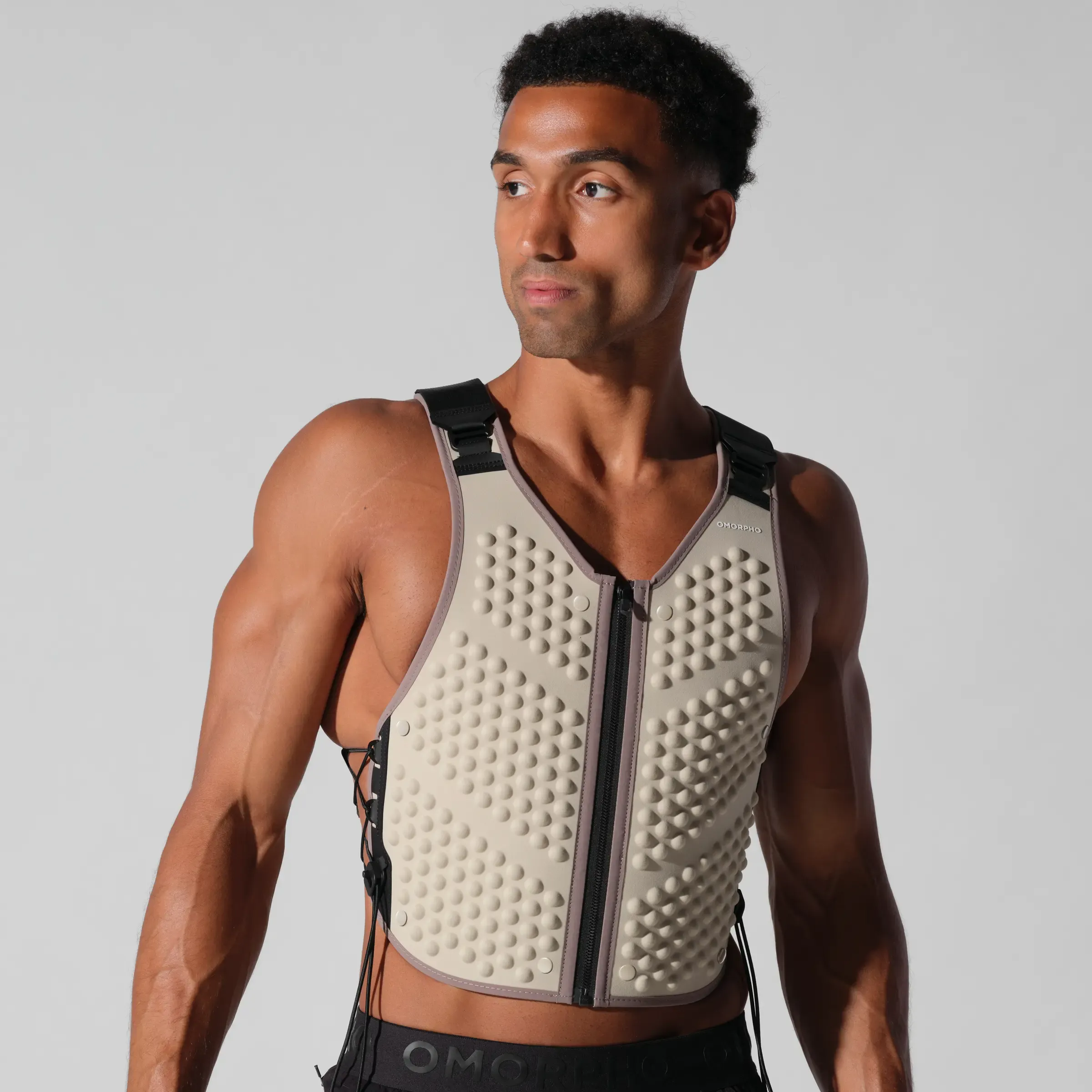 Un homme portant un gilet lesté sur fond neutre