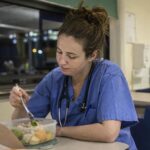 Ce que les infirmières de nuit mangent à trois heures du matin pour tenir sans sucre : les diététiciens valident