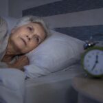 Combien d’heures de sommeil après 65 ans : un neurologue donne le chiffre et ce n’est pas huit