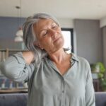 Deux minutes par jour suffisent contre la nuque raide après 50 ans : les kinés montrent le seul mouvement qui compte