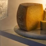 Un réfrigérateur ouvert avec une lumière douce illuminant un platea…