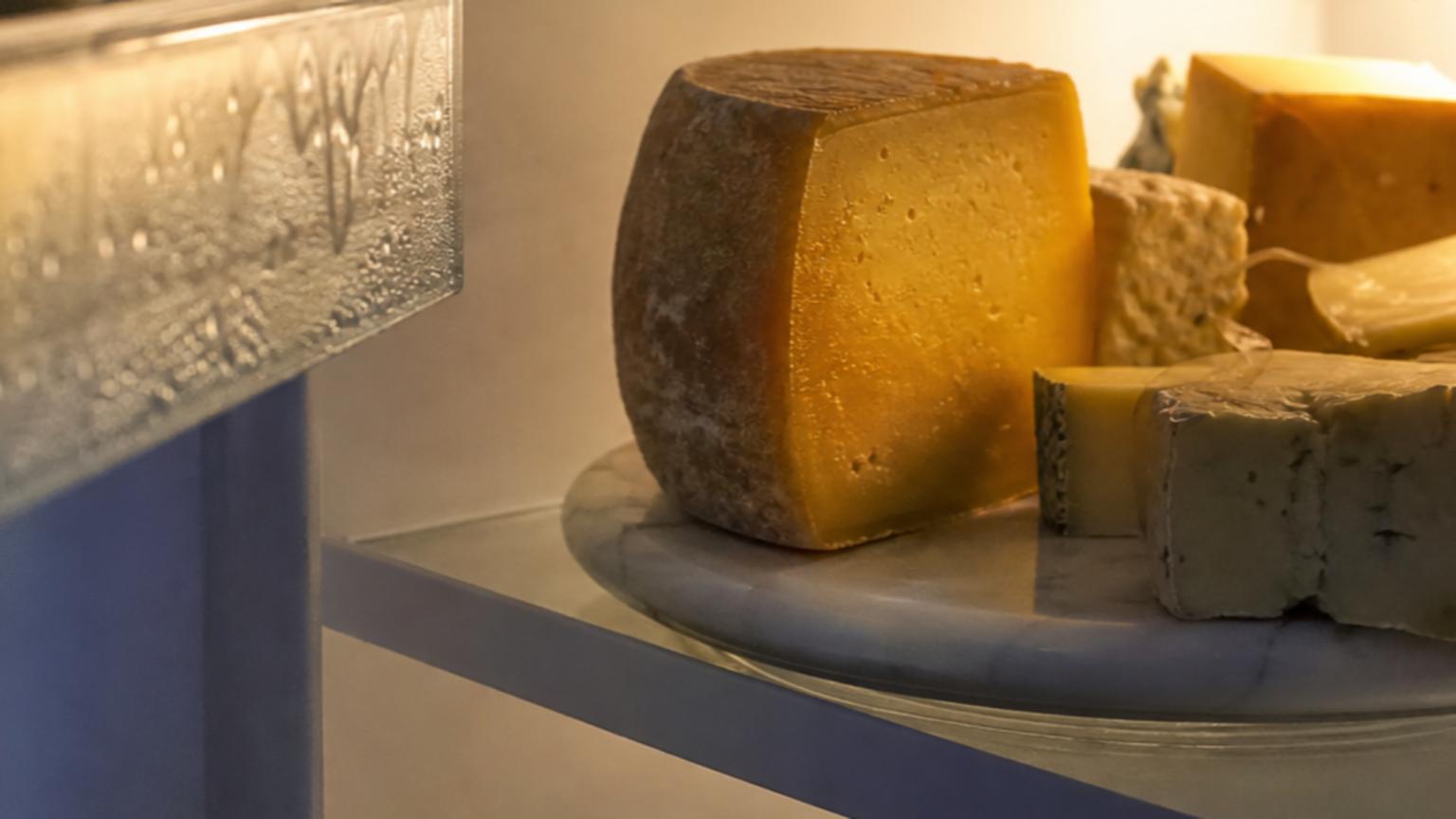 Un réfrigérateur ouvert avec une lumière douce illuminant un platea…