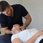 Dormir sans oreiller pendant un mois : ce que les ostéopathes ont constaté sur la nuque et le dos