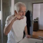 Le meilleur exercice contre les chutes après 70 ans selon les kinés : un seul et il se fait en se brossant les dents