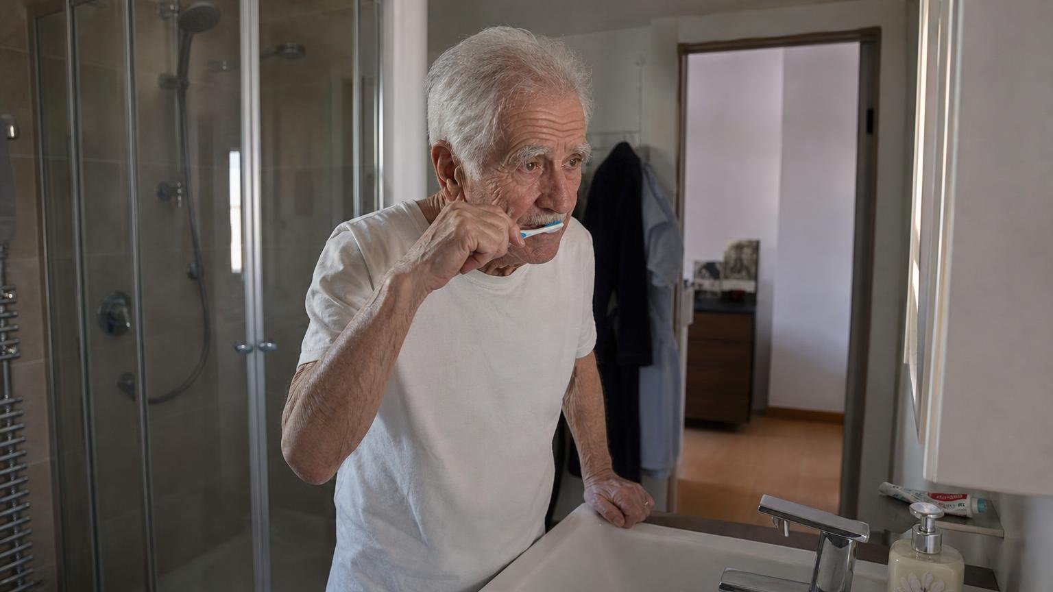 Le meilleur exercice contre les chutes après 70 ans selon les kinés : un seul et il se fait en se brossant les dents