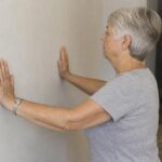Le meilleur exercice pour les épaules raides après 60 ans selon les kinés : un seul et il se fait contre un mur