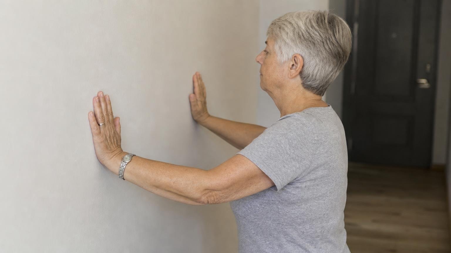 Le meilleur exercice pour les épaules raides après 60 ans selon les kinés : un seul et il se fait contre un mur