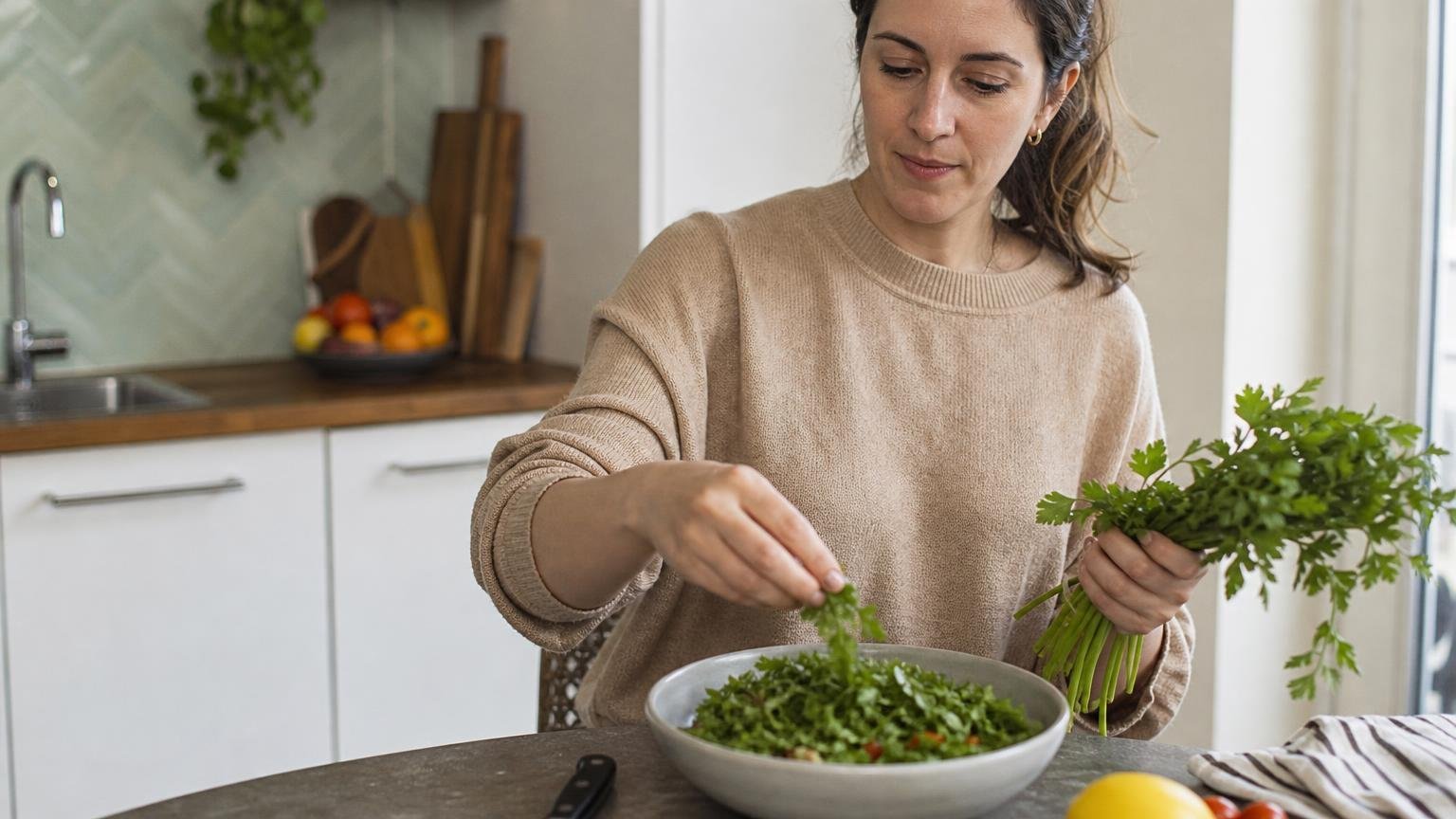 Le persil contient trois fois plus de vitamine C qu’une orange et les diététiciens expliquent comment le manger