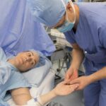 Les anesthésistes regardent toujours vos mains avant une opération : ce qu’ils y cherchent