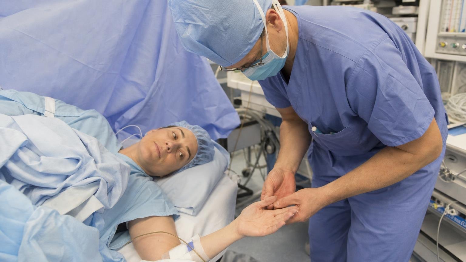 Les anesthésistes regardent toujours vos mains avant une opération : ce qu’ils y cherchent