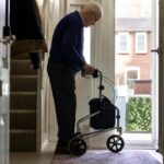Les patients de 80 ans qui rentrent chez eux après une opération ont tous la même habitude selon les infirmières