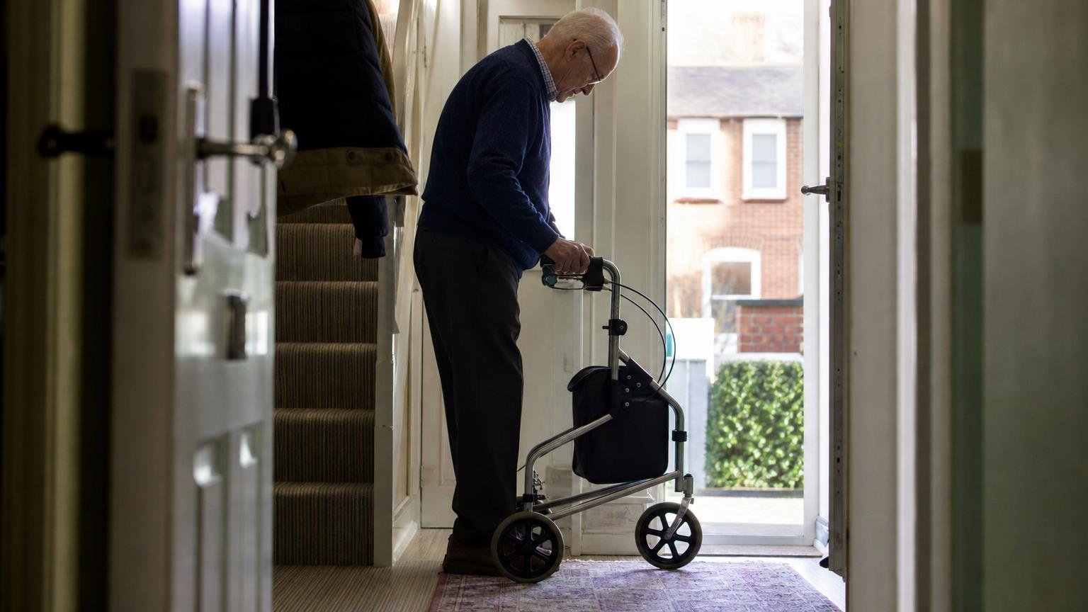 Les patients de 80 ans qui rentrent chez eux après une opération ont tous la même habitude selon les infirmières