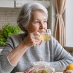 Ni thé ni café : la boisson du matin que les cardiologues recommandent après 60 ans