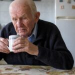 Pourquoi les mains tremblent en tenant une tasse après 65 ans : les neurologues expliquent
