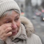 Pourquoi les yeux pleurent dehors dès qu’il fait froid après 60 ans : les ophtalmologues expliquent