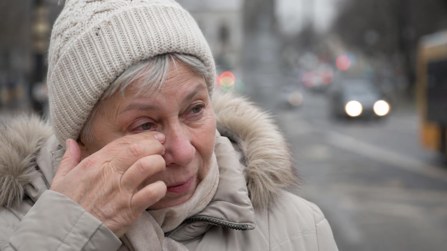 Pourquoi les yeux pleurent dehors dès qu’il fait froid après 60 ans : les ophtalmologues expliquent