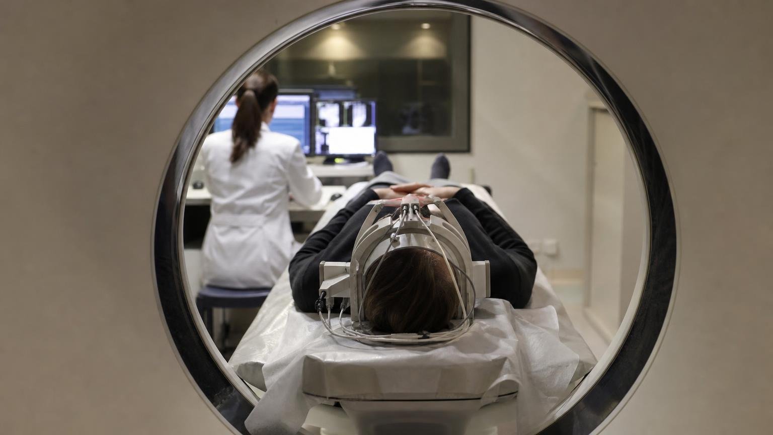 Se coucher une heure plus tôt pendant un mois : ce que les neurologues ont mesuré sur la mémoire