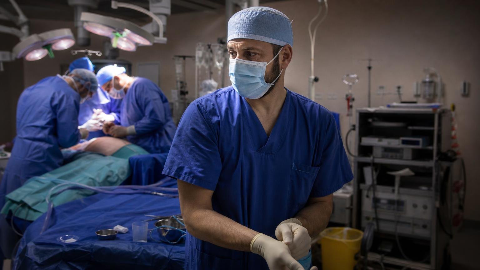 Un chirurgien de l’hôpital public dévoile ce qu’il touche pour une opération de nuit