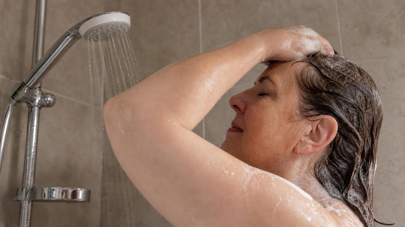 Un dermatologue : je vois des patientes de 50 ans avec une peau de 70 ans à cause d’un seul geste sous la douche