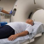 Un homme de 55 ans consulte pour un hoquet qui dure depuis trois jours et le médecin l’envoie passer un scanner le soir même