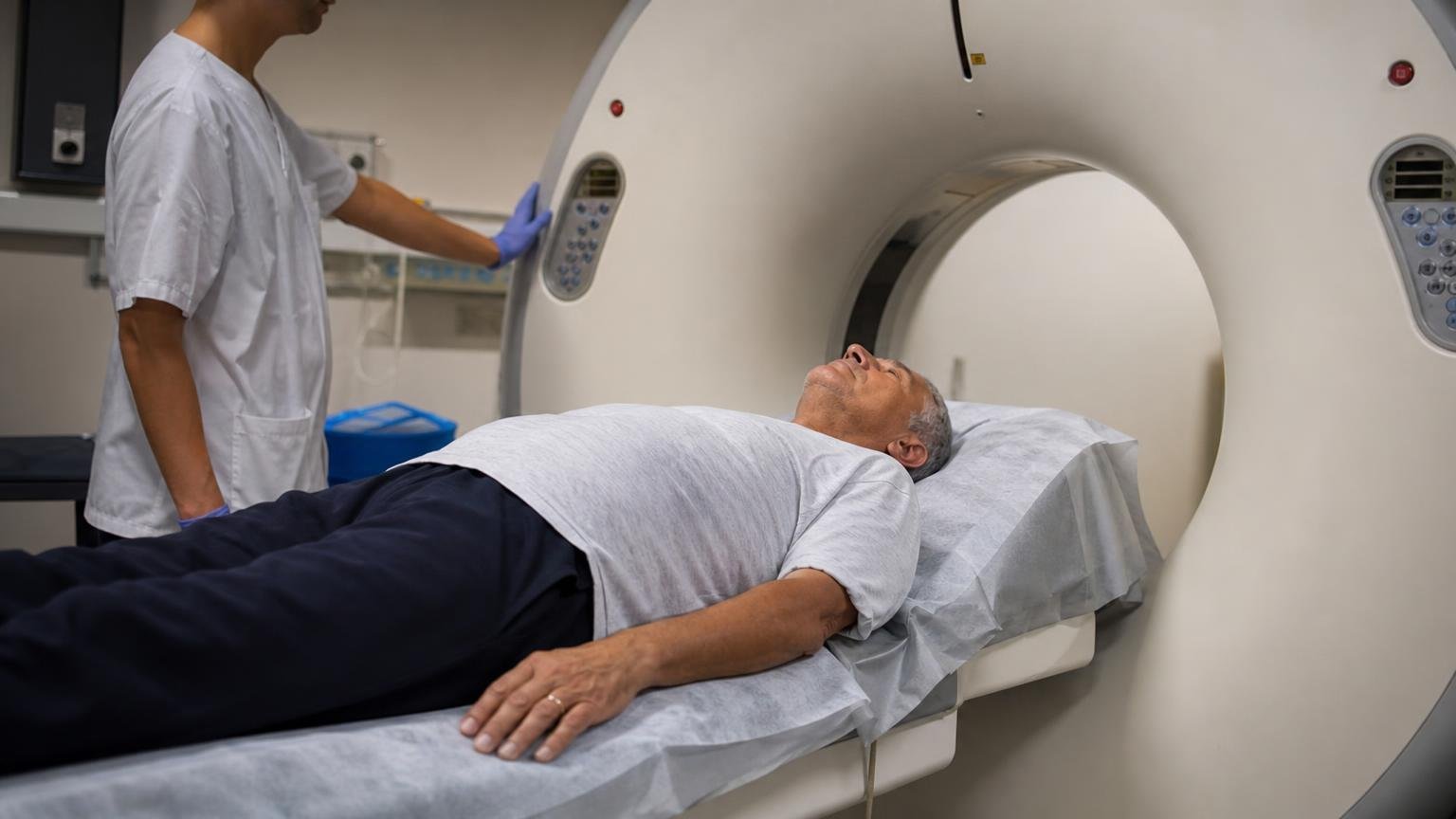Un homme de 55 ans consulte pour un hoquet qui dure depuis trois jours et le médecin l’envoie passer un scanner le soir même