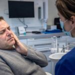 Un homme de 58 ans consulte pour un mal de dents qui monte vers l’oreille et le dentiste appelle directement le SAMU
