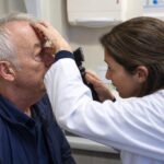 Un retraité consulte pour un œil rouge qui ne passe pas et le médecin appelle lui-même la cardiologie