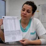 Une aide-soignante en Ehpad montre sa fiche de paie après quinze ans de nuits