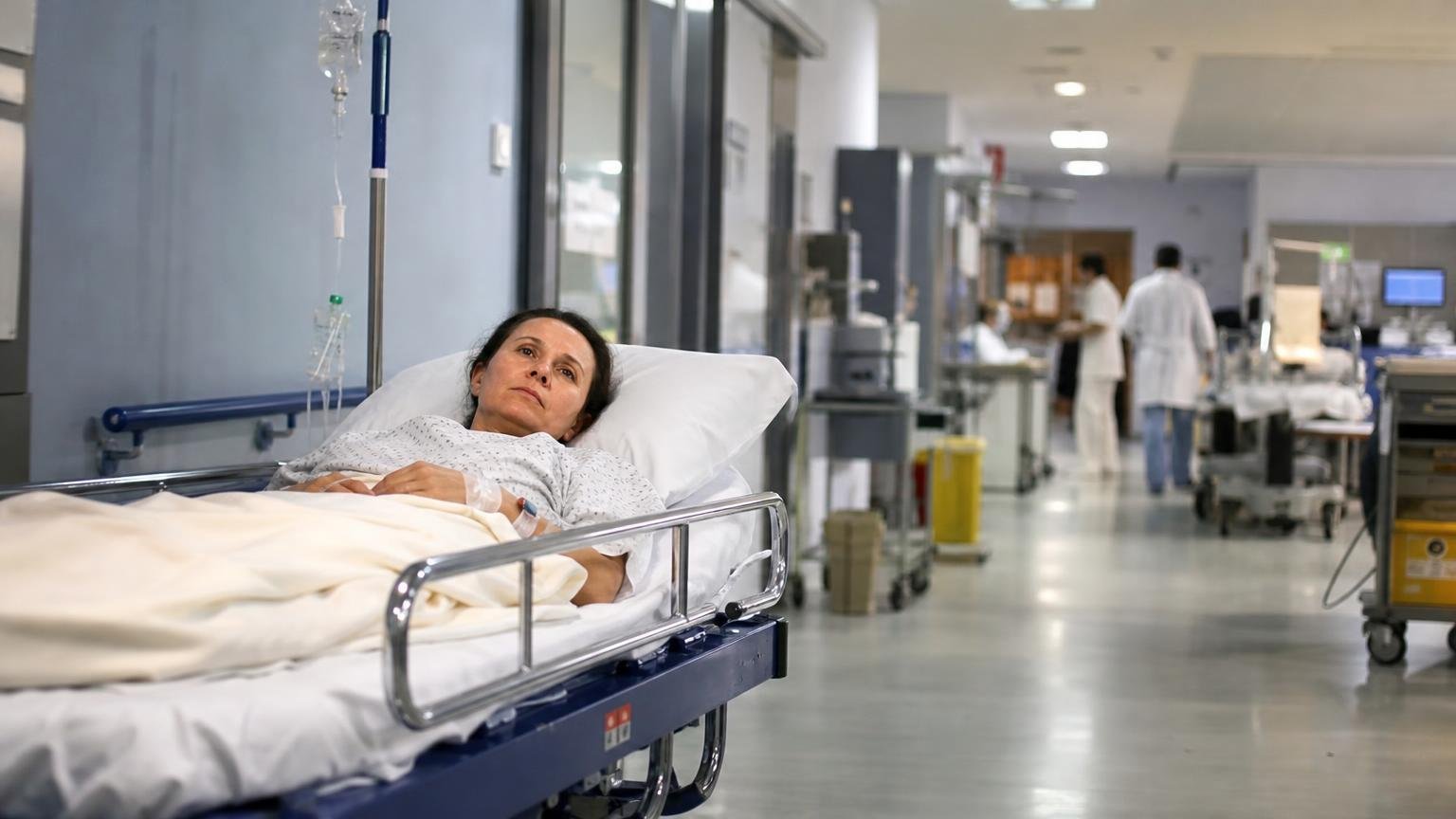 Une femme de 48 ans consulte pour des sueurs la nuit et le médecin la fait hospitaliser le jour même