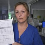 Une infirmière de nuit à l’hôpital public montre sa fiche de paie après vingt ans de carrière