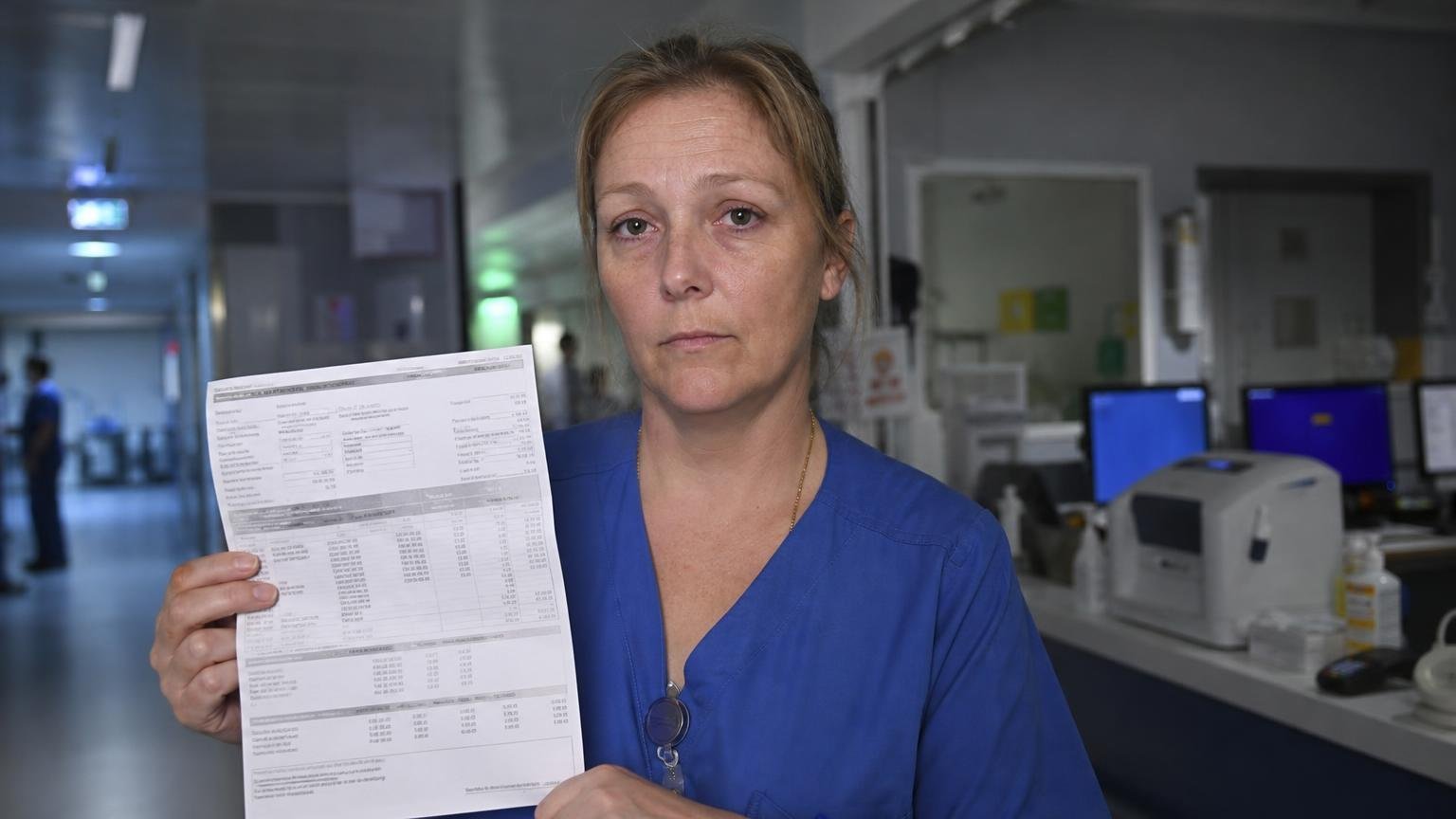 Une infirmière de nuit à l’hôpital public montre sa fiche de paie après vingt ans de carrière