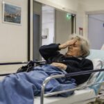Une retraitée vient pour une paupière qui tombe depuis une semaine et repart directement en neurologie