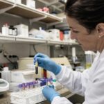 Une thyroïde qui ralentit se lit sur une seule ligne du bilan sanguin que les médecins regardent en premier après 50 ans